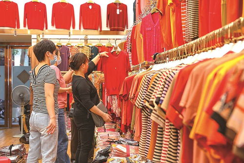 服裝城商家備足貨源迎五一，箱包銷售迎旺季
