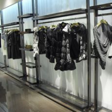 專業(yè)品質(zhì)，匠心制造——東莞市東城浚朗工藝制品廠，一站式鞋帽零售展示解決方案專家